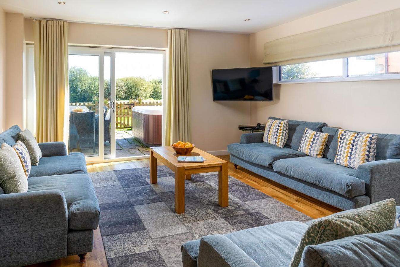 Retallack Resort & Spa Padstow Kamer foto The interior of a typical lodge