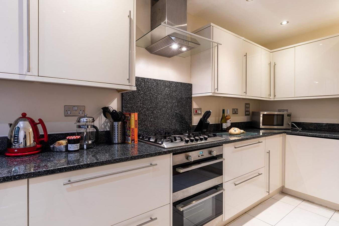 Retallack Resort & Spa Padstow Kamer foto A modern kitchen
